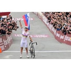 Tadej Pogačar remporte sa troisième course de fond consécutive